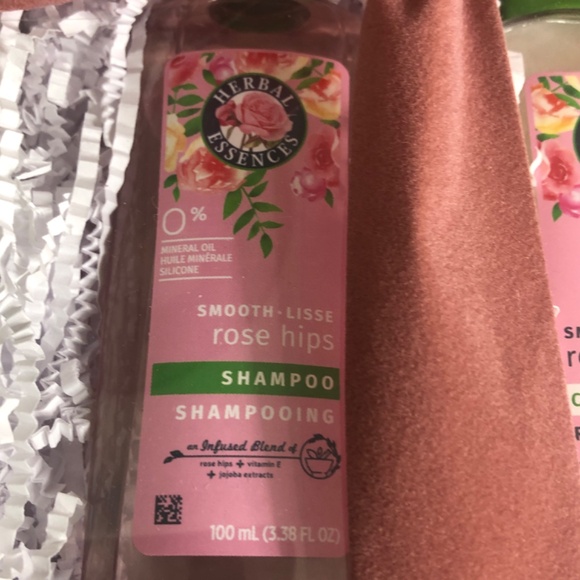 Herbal Essences Smooth-Lisse Rose Hips with Hair Accessories - Picture 6 of 8